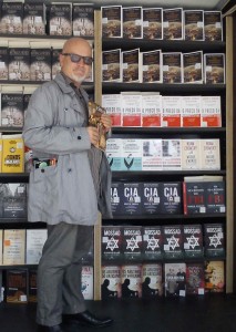 Tony-at-feria-do-libros